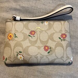 Coach Corner Zip Wristlet Signature Canvas Floral
Print